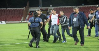 Balıkesirspor Baltok  Ümraniyespor Maçı Hakemine Seyirci Saldırdı