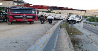 Freni Patlayan Kamyon İstinat Duvarında Asılı Kaldı