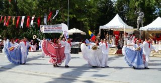 Festivalde 7 Ülkenin Halk Oyunları Ekibi Erik Dalı Oynadı