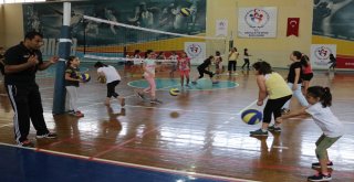 Ücretsiz Voleybol Kursuna Yoğun İlgi