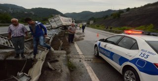 Kazanın Yaşandığı Bölgede Canlarını Hiçe Sayarak Trafiği Yavaşlattılar