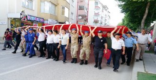 Asker, Polis Ve Vatandaş El Ele Türk Bayrağını Taşıdı