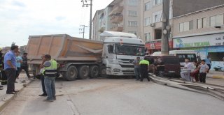 Kontrolden Çıkan Hafriyat Kamyonu Minibüsü Altına Aldı: 1 Yaralı