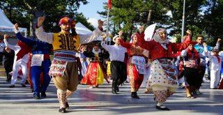 Festivalde 7 Ülkenin Halk Oyunları Ekibi Erik Dalı Oynadı