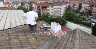 Apartmanın Çatısına Yıldırım Düştü