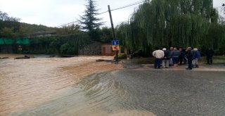 Çekmeköyde Dere Taştı, Vatandaşlar Evlerinde Mahsur Kaldı