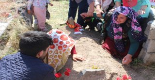 Acılı Anne Leylanın Mezara Sarılarak Gözyaşlarına Boğuldu