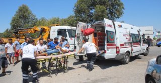 Yoldan Çıkıp Sürüklenen Motosiklet Ters Yönden Gelen Kamyonun Altına Girdi