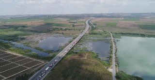 Tem Otoyolunda Saman Yüklü Kamyon Devrildi,  Oluşan Trafik Havadan Görüntülendi