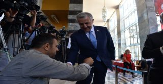 Bakan Kurtulmuş Ve Arslan, Gazetecilere Baklava Ve Kaşar Peyniri İkram Etti