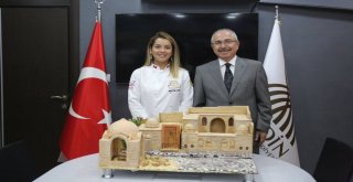 7 Asırlık Kasımiye Medresesi Genç Şampiyonun Pastasına Yansıdı