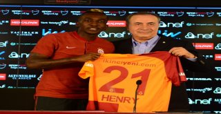 Galatasarayda Toplu İmza Töreni