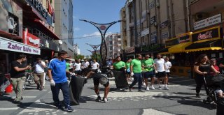 Balkesli Futbolcular Sokaklardan Çöp Topladı