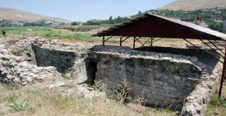 Bitlis Kalesinde 3 Yıl Aradan Sonra Kazı Çalışması