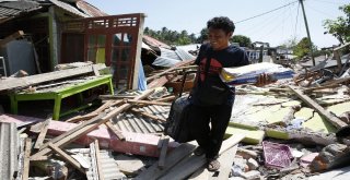 Endonezyalılar Deprem Sonrası Enkaz Altındaki Eşyalarını Arıyor