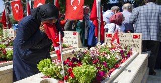 Karşıyaka Mezarlığındaki 15 Temmuz Demokrasi Şehitliğinde Anma Programı Düzenlendi