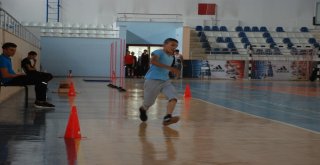 Spor Lisesi Sınavına Girenler Salonda Ter Dökerken Aileleri Dışarıda Dua Etti