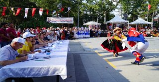 Festivalde 7 Ülkenin Halk Oyunları Ekibi Erik Dalı Oynadı