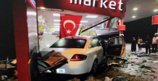 Hızını Alamayan Otomobil Akaryakıt İstasyonunun Marketine Girdi