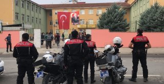 Okullar Açıldı Polis Önlerinde Kuş Uçurtmuyor