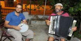 Balıkesirli Sanatçı Komşularına Mini Konser Verdi