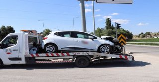 Burdurda Tuğla Yüklü Kamyon Otomobille Çarpıştı: 3 Yaralı