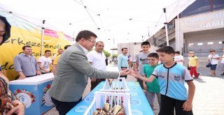 Merkezefendide Kuran Öğrenen Çocuklara Dondurma İkramı