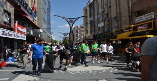 Balkesli Futbolcular Sokaklardan Çöp Topladı