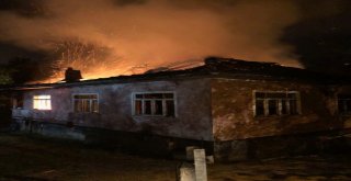 Gece Yarısı Çıkan Yangın Korkuya Neden Oldu