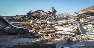 Endonezyadaki Deprem Bilançosu Artıyor: 98 Ölü