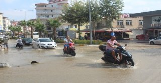 Manavgatta Patlayan Boru Caddeyi Sular Altında, Vatandaşı Susuz Bıraktı