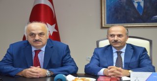 Prof Dr. Emin Aşıkkutlu, Trabzon Üniversitesi Rektörlüğü Görevini Teslim Aldı