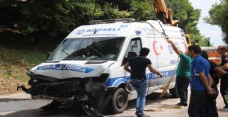 Hastaya Yetişmeye Çalışan Ambulans Kaza Yaptı