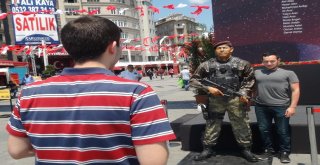 Taksim Meydanındaki Ömer Halisdemir Heykeline Yoğun İlgi