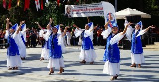 Festivalde 7 Ülkenin Halk Oyunları Ekibi Erik Dalı Oynadı