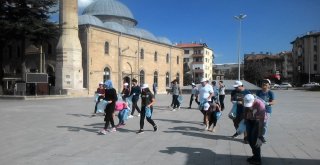 Gönüllü Temizlik Elçileri Çöp Topladı