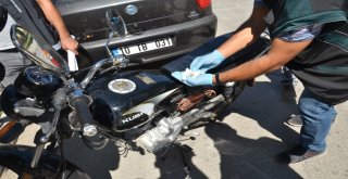 Okul Önünde Motosiklete Zulananan Esrarı, Narkotik Köpeği Buldu