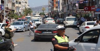 Kuşadasında Esnaf Kepenk İndirip, Yolu Kapattı