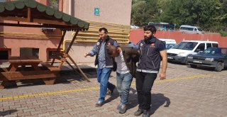 Polisi Görünce Uyuşturucu Maddeyi Yere Attı