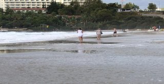 Turistlerin 3 Metre Dalgada Tehlikeli Eğlencesi