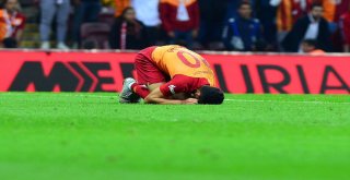 Galatasarayda Zorunlu Değişik, Emre Akbaba Sakatlandı