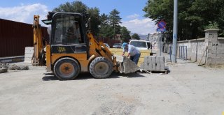 Erzincan Belediyesi Karaağaç Kuran Kursunun Çevre Düzenlemesini Yapıyor