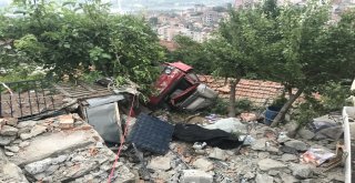 Freni Patlayan Kamyonet Evin Çatısına Uçtu: 1 Ölü