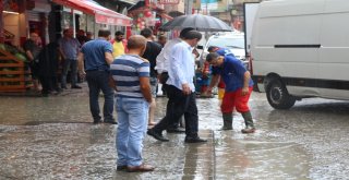 Rizede Şiddetli Yağış Nedeniyle Dükkanları Su Bastı