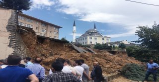 İstanbulda Yoğun Yağış Nedeniyle Okulun Duvarı Çöktü