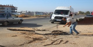 Sıkışan Metan Gazı Rögar Kapağını Patlattı, Asfalt Parçalandı