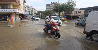 Manavgatta Patlayan Boru Caddeyi Sular Altında, Vatandaşı Susuz Bıraktı