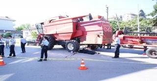 Biçerdövere Çarpan Motosiklet Sürücüsü Hayatını Kaybetti