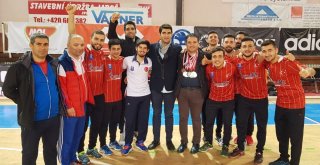 Futbolda Hüzün Hokeyde Sevinç