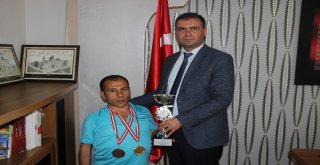 1 Metre 10 Santimlik Sporcunun Hedefi Milli Takım